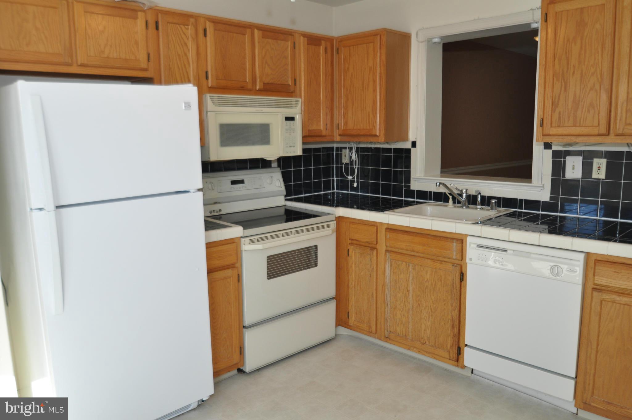 1109 Oak View Drive Mount Airy, MD 21771 - Photo 3 of 18 a utility room with dryer and washer
