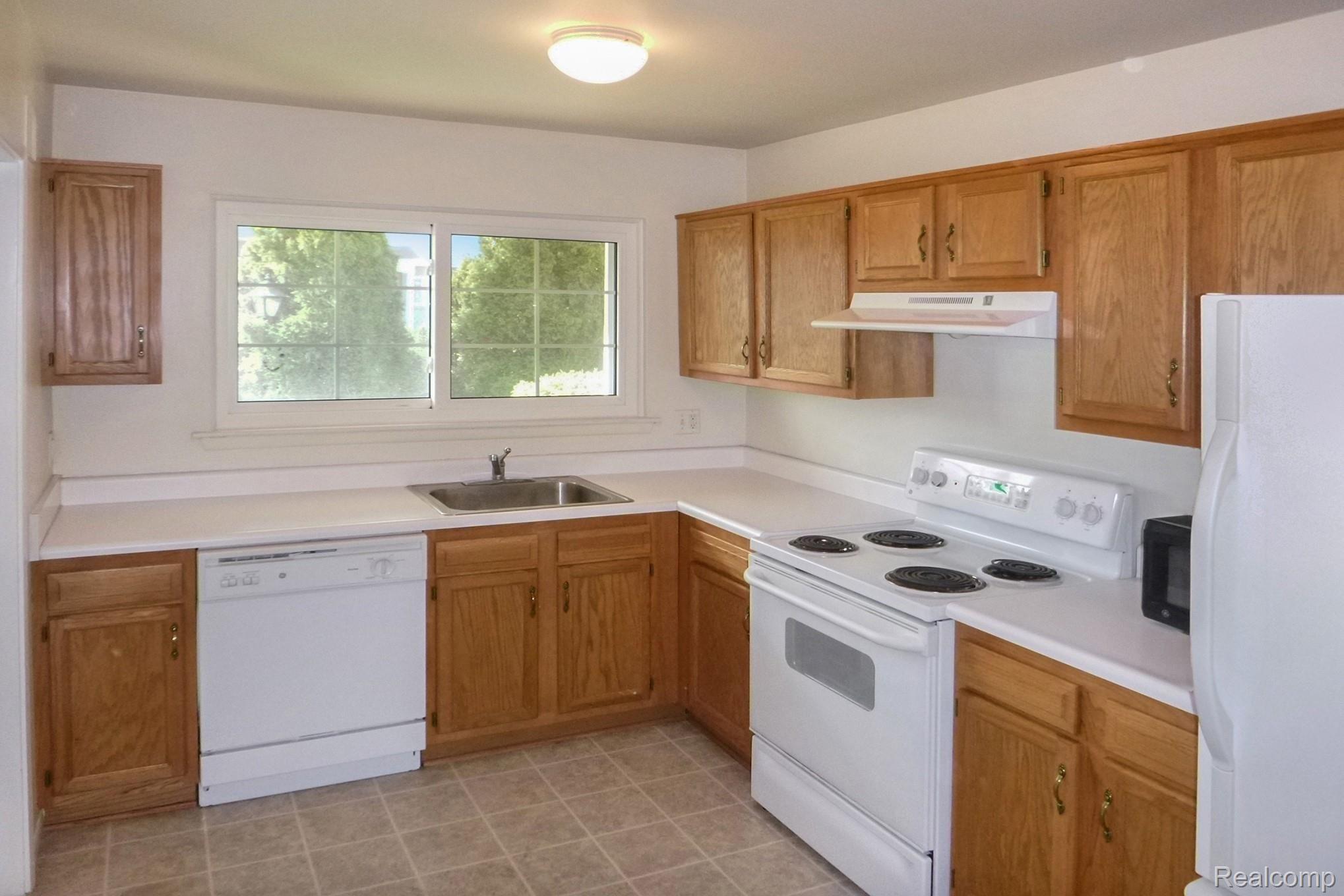 32286 West 12 Mile Road Farmington, MI 48334 - Photo 5 of 24 5-Kitchen.jpg