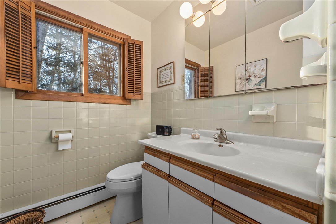 431 Spring Lake Road Rhinelander, WI 54501 - Photo 15 of 38 main level bath