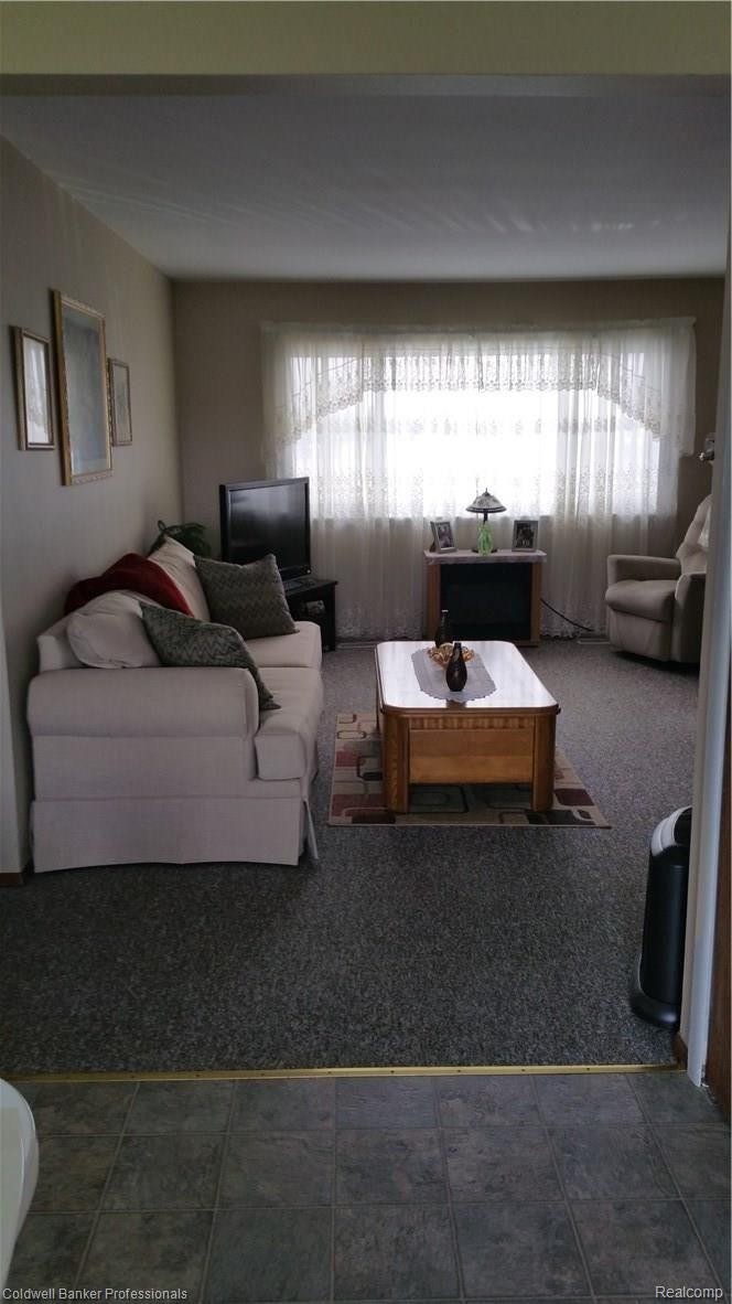 13550 Hough Road Allenton, MI 48002 - Photo 27 of 46 North Duplex Living Room