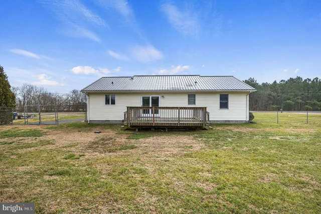 a view of a house with backyard
