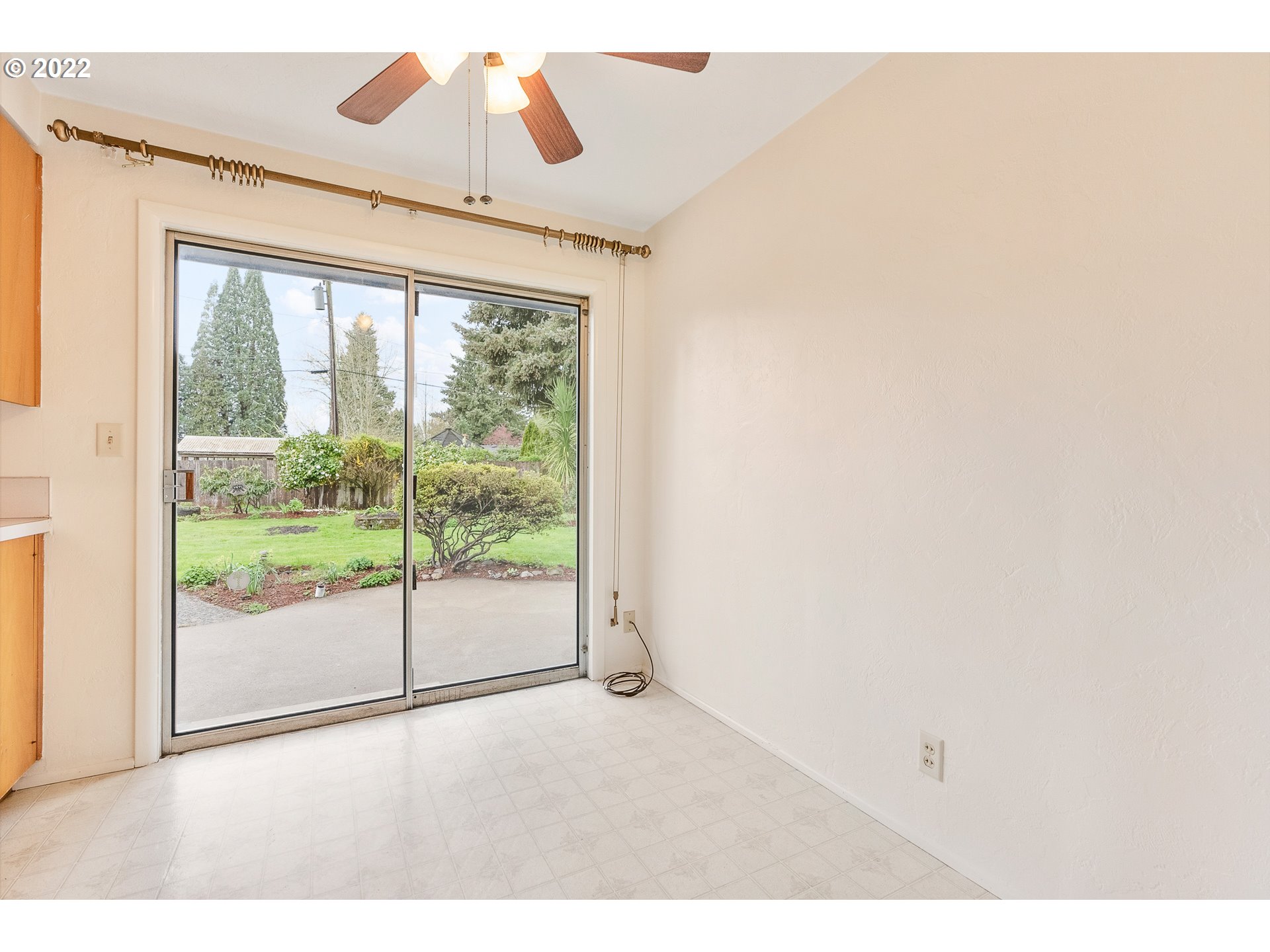 2900 Manor Drive Springfield, OR 97477 - Photo 15 of 32 a very nice looking room with a large window