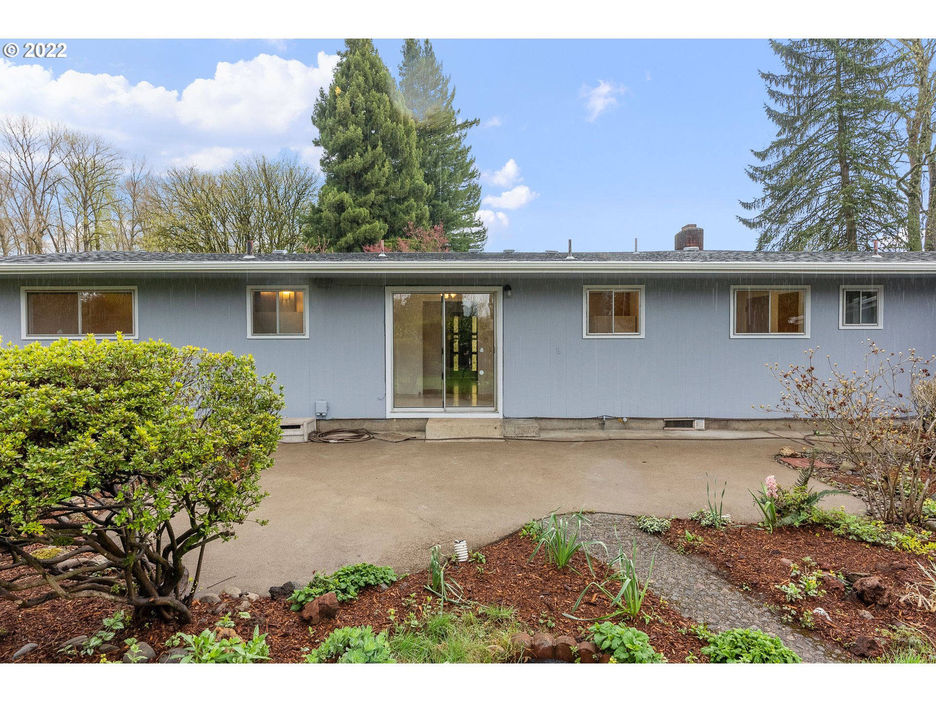 2900 Manor Drive Springfield, OR 97477 - Photo 2 of 32 front view of house with a yard