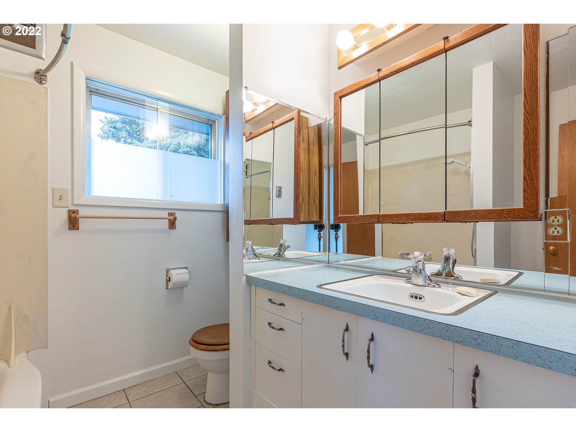 2900 Manor Drive Springfield, OR 97477 - Photo 22 of 32 a bathroom with a sink and a mirror