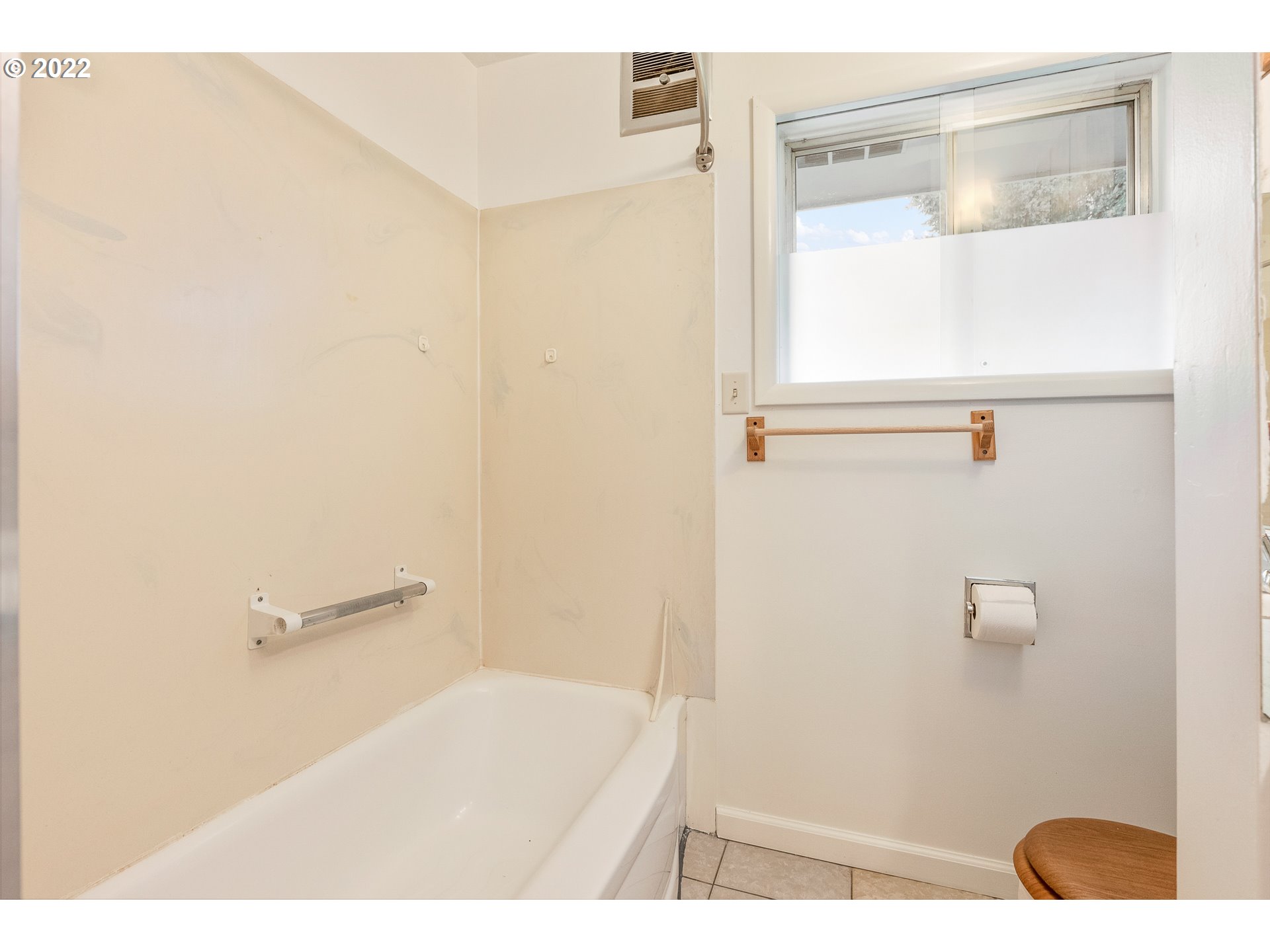 2900 Manor Drive Springfield, OR 97477 - Photo 23 of 32 a bathroom with a shower