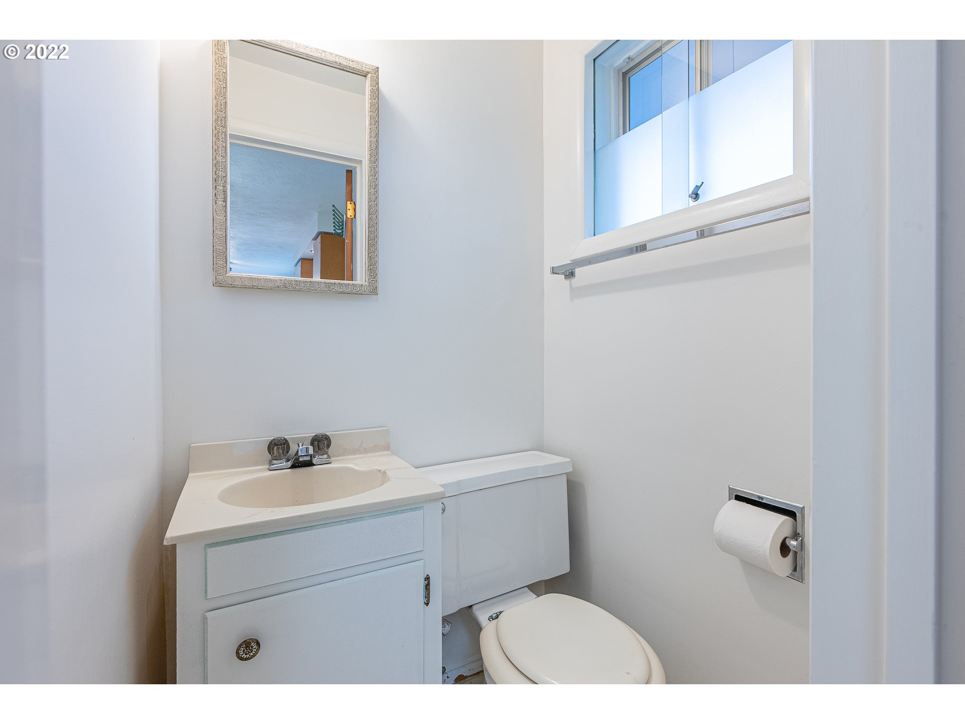2900 Manor Drive Springfield, OR 97477 - Photo 24 of 32 a bathroom with a sink and a toilet