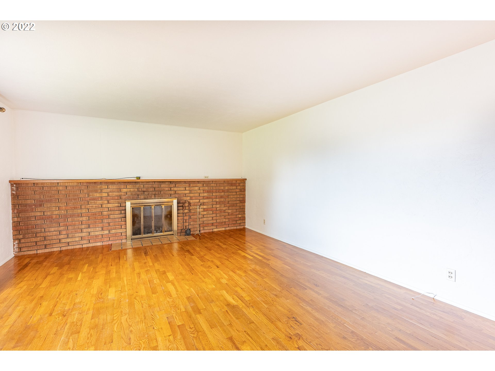 2900 Manor Drive Springfield, OR 97477 - Photo 6 of 32 a view of a room with wooden floor