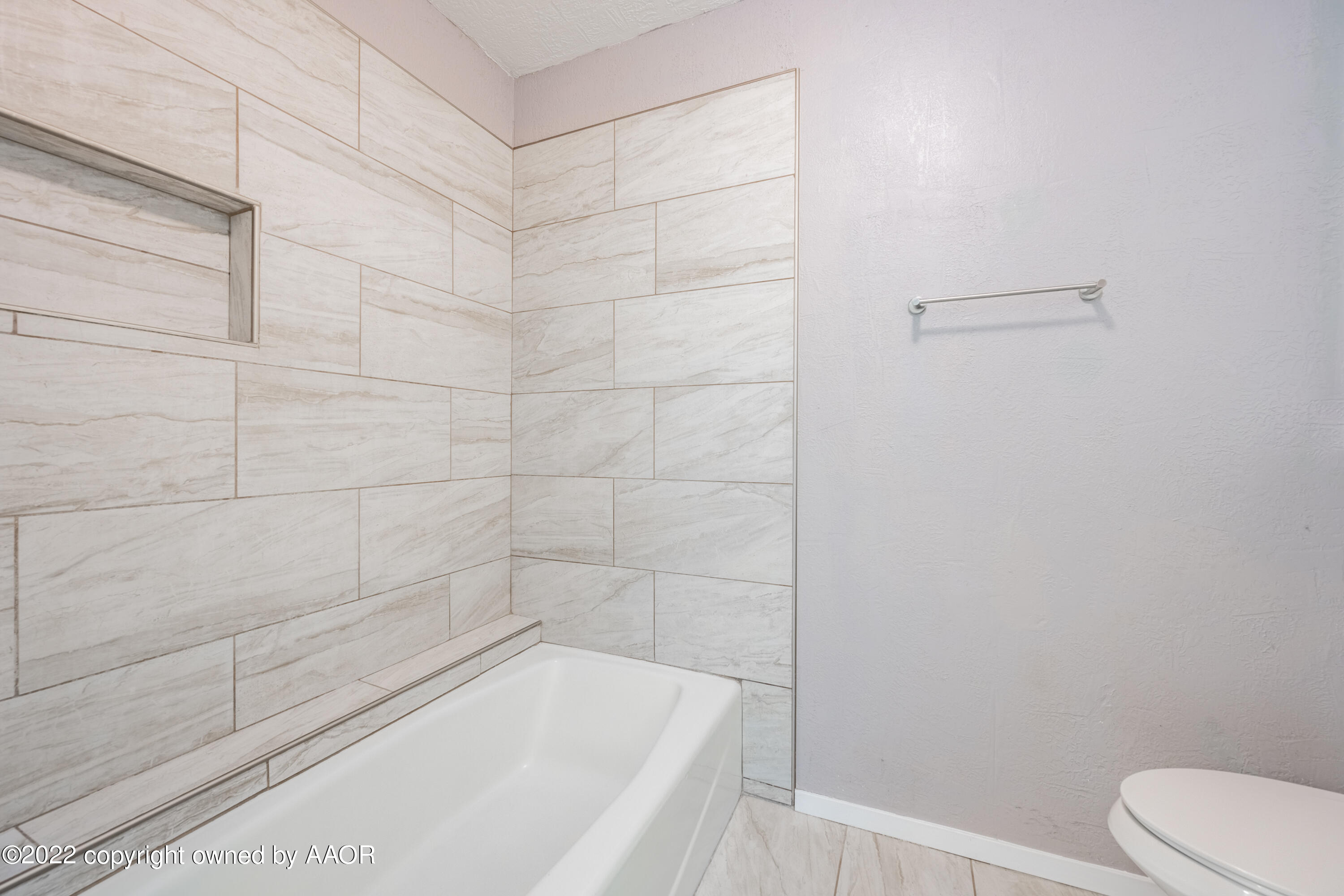 4610 South Georgia Street Amarillo, TX 79110 - Photo 12 of 25 a bathroom with a bathtub and toilet