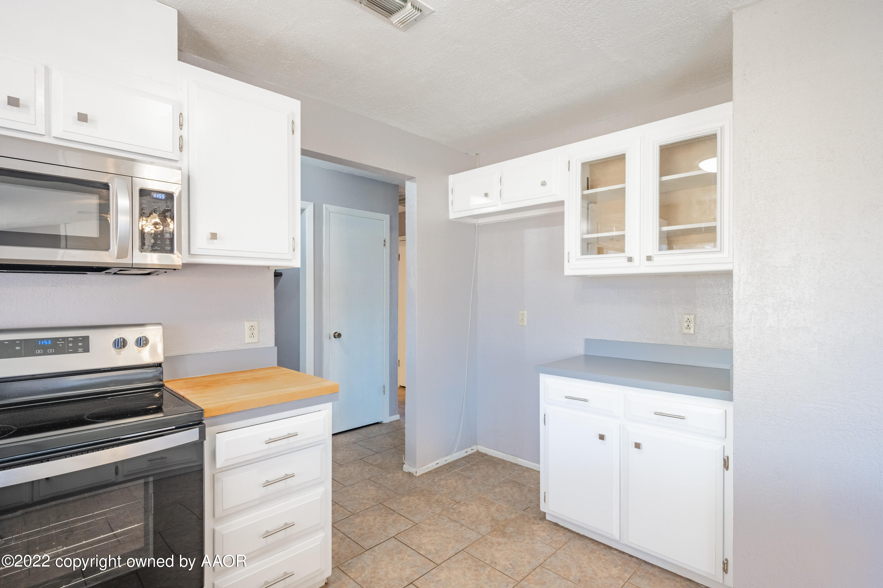 4610 South Georgia Street Amarillo, TX 79110 - Photo 8 of 25 a kitchen with a stove and a microwave