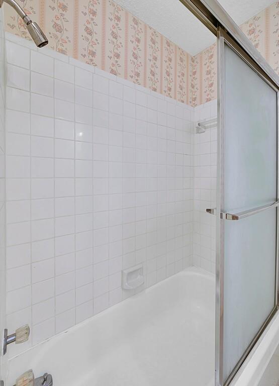 112 Pleasant Grove Lane Waco, TX 76712 - Photo 27 of 34 a bathroom with a bathtub