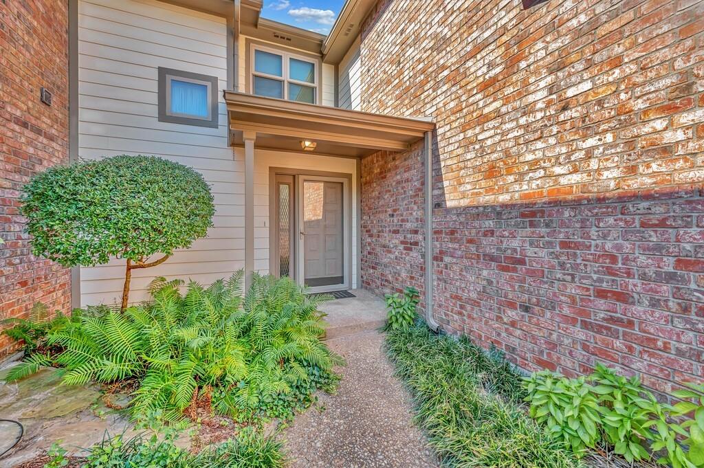 112 Pleasant Grove Lane Waco, TX 76712 - Photo 4 of 34 a front view of a house with garden