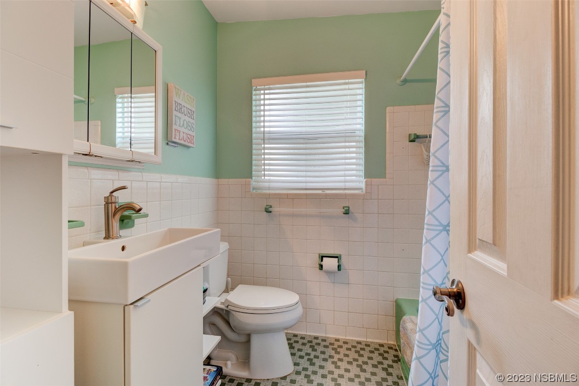 923 Peninsula Drive Ormond Beach, FL 32176 - Photo 17 of 33 a bathroom with a sink a toilet and shower