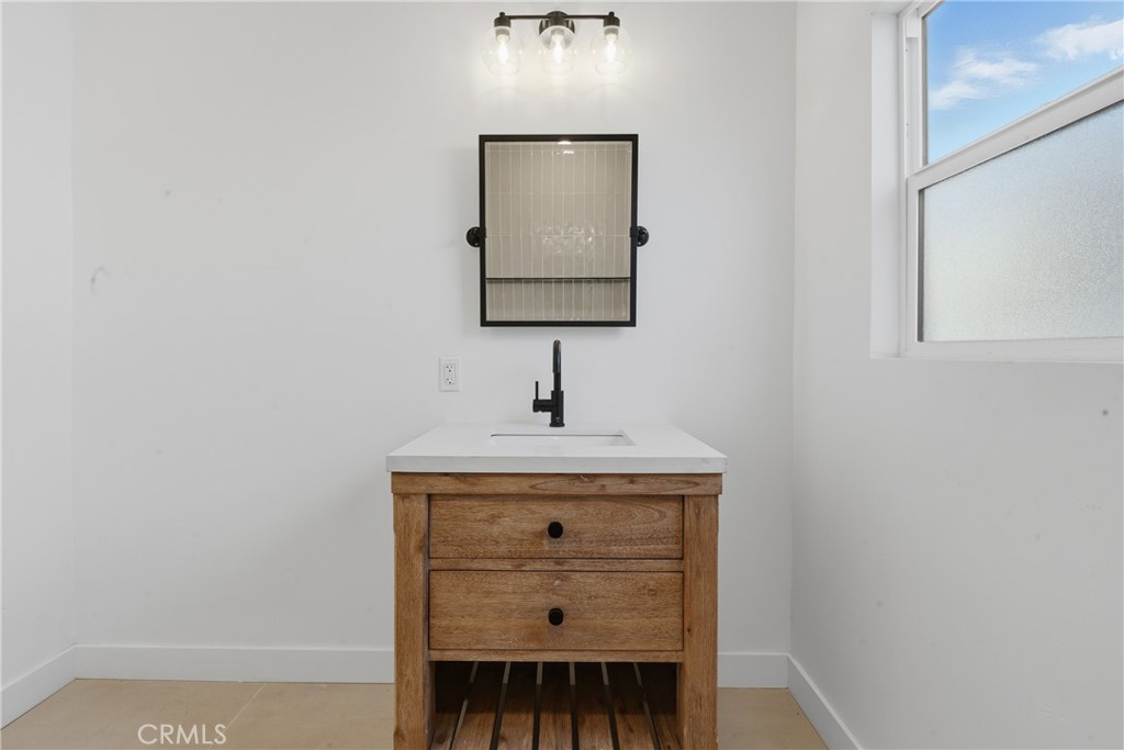 1736 North McDivitt Avenue Compton, CA 90221 - Photo 20 of 30 a room with a table and a potted plant