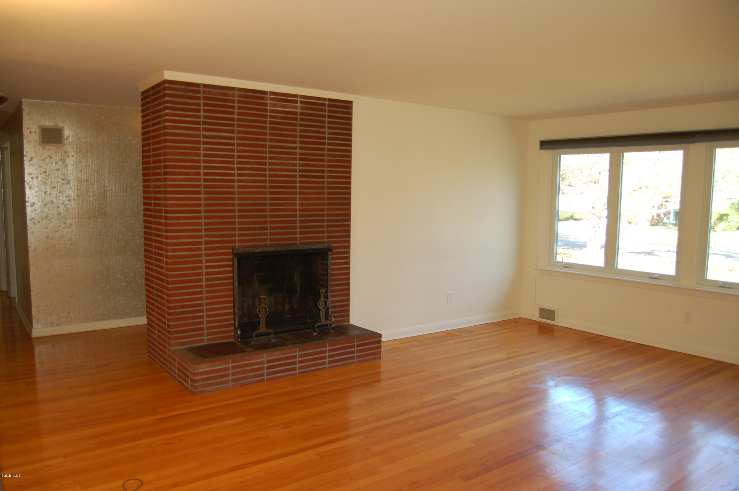 78 Kittredge Road Pittsfield, MA 01201 - Photo 3 of 19 Livingroom 1