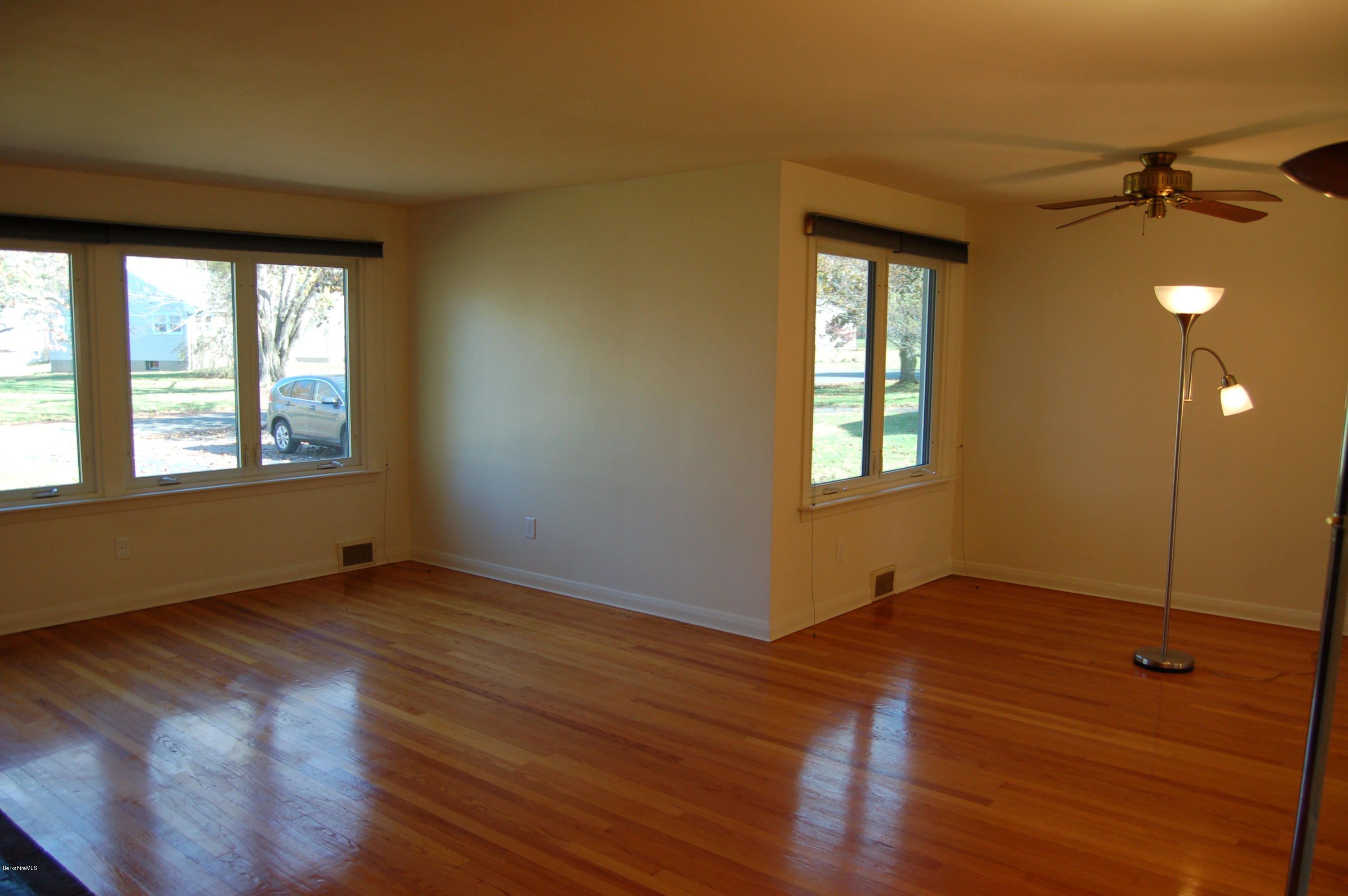 78 Kittredge Road Pittsfield, MA 01201 - Photo 4 of 19 Livingroom 2