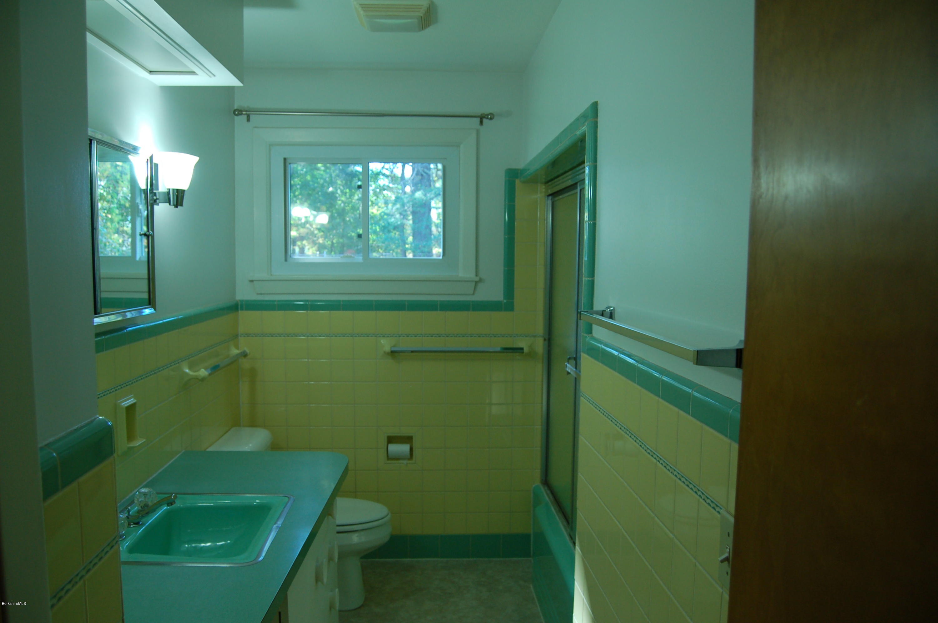 78 Kittredge Road Pittsfield, MA 01201 - Photo 10 of 19 Full bath