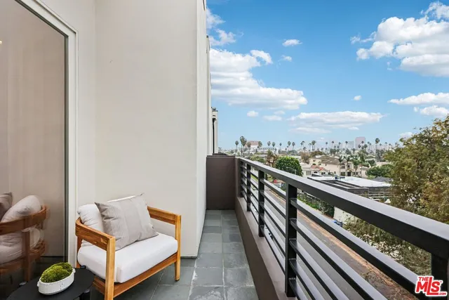 $1,395,000 | 438 Arnaz Drive, Unit 103, Los Angeles, CA 90048