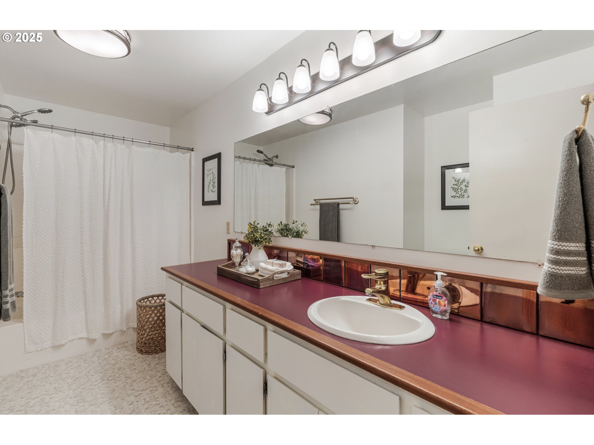 20784 Southwest Rosa Drive Beaverton, OR 97078 - Photo 12 of 30 Bathroom