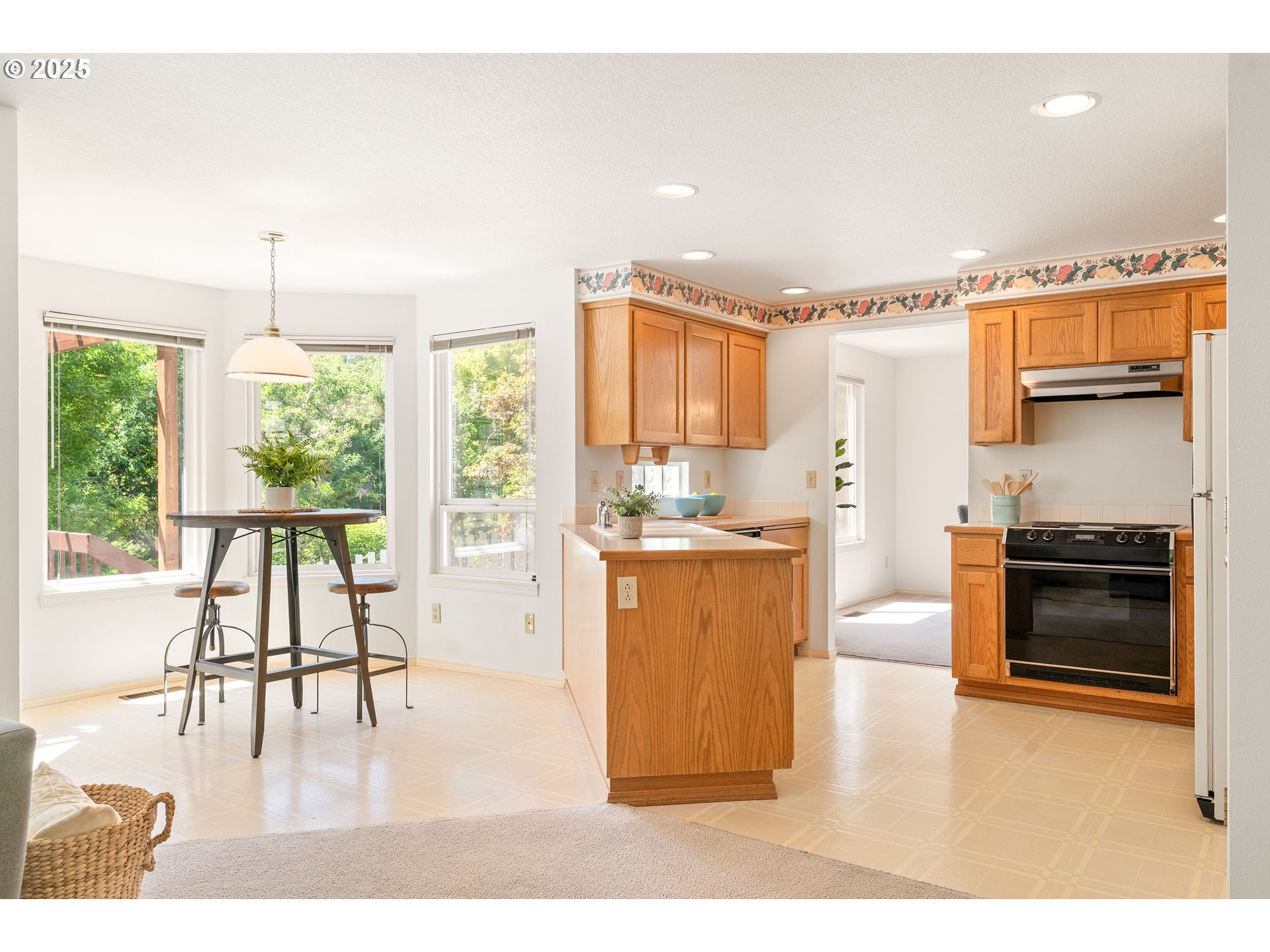 16732 Southwest Hargis Road Beaverton, OR 97007 - Photo 12 of 42 Kitchen/Nook