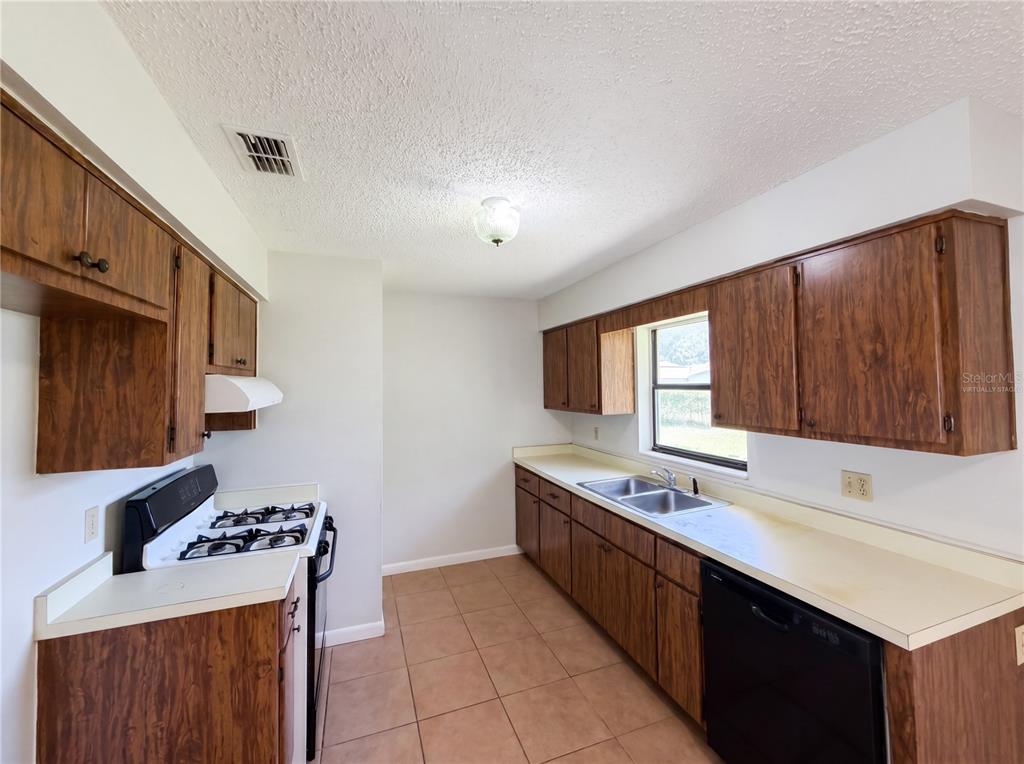 207 Northeast 3rd Terrace Williston, FL 32696 - Photo 2 of 24