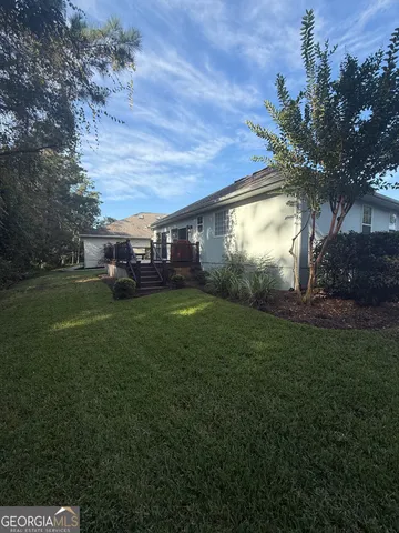 a view of a yard in front of house