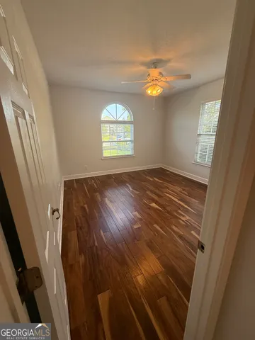 a view of empty room with window