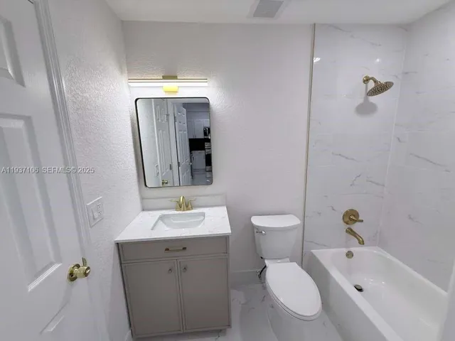 $1,995 | 1300 Wiley Street, Unit 2, Hollywood, FL 33019