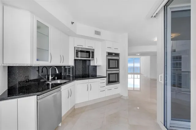 $6,500 | 19333 Collins Avenue, Unit 2703, Sunny Isles Beach, FL 33160