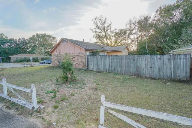 a view of a backyard