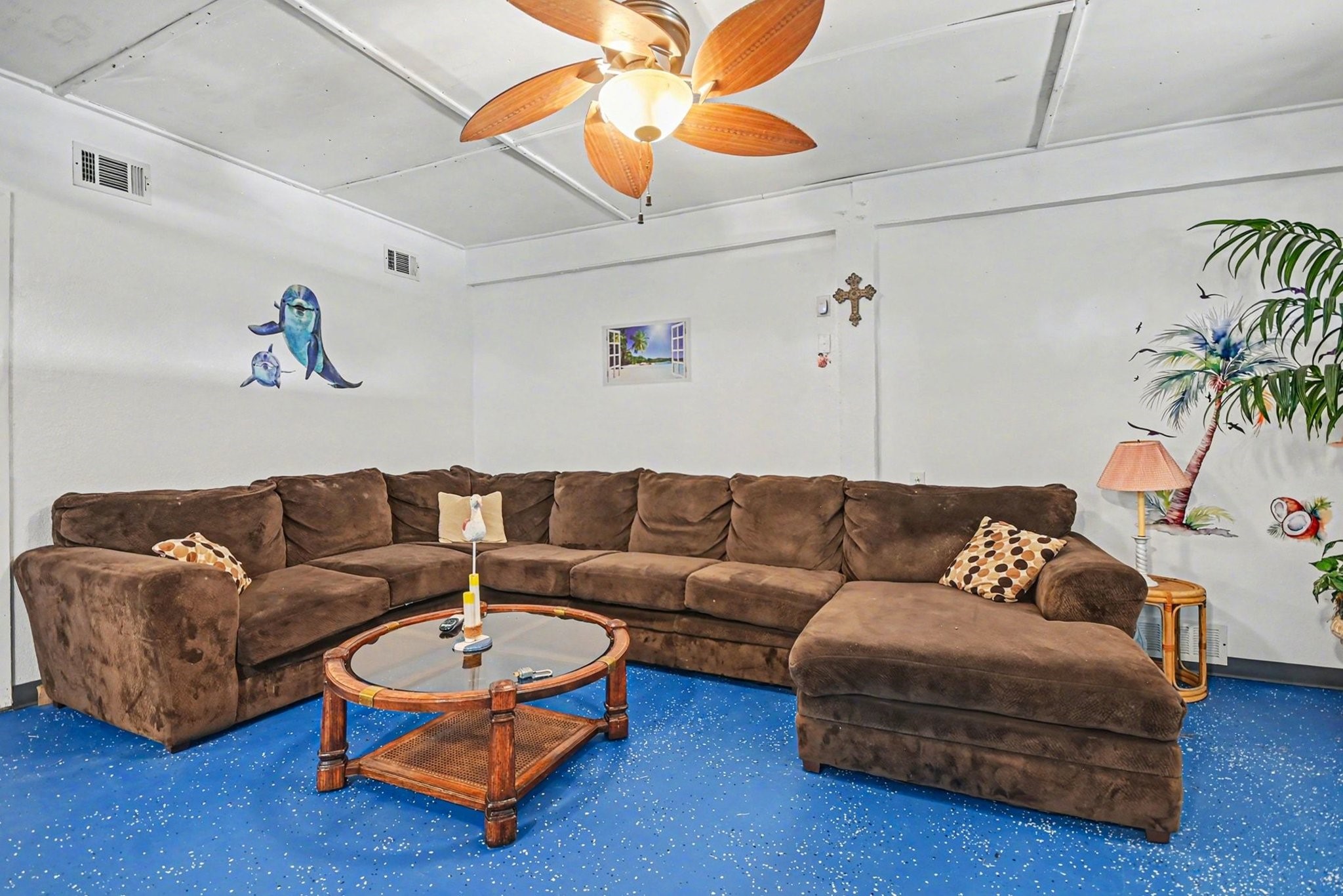 970 Wommack Drive Crystal Beach, TX 77650 - Photo 33 of 49 a living room with furniture and a couch