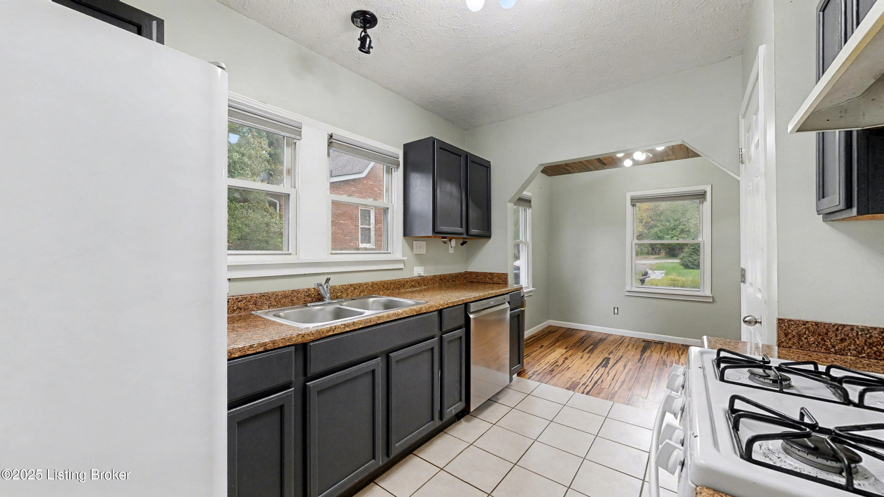 621 Country Club Road Louisville, KY 40206 - Photo 10 of 25 621 Country Club Road-14