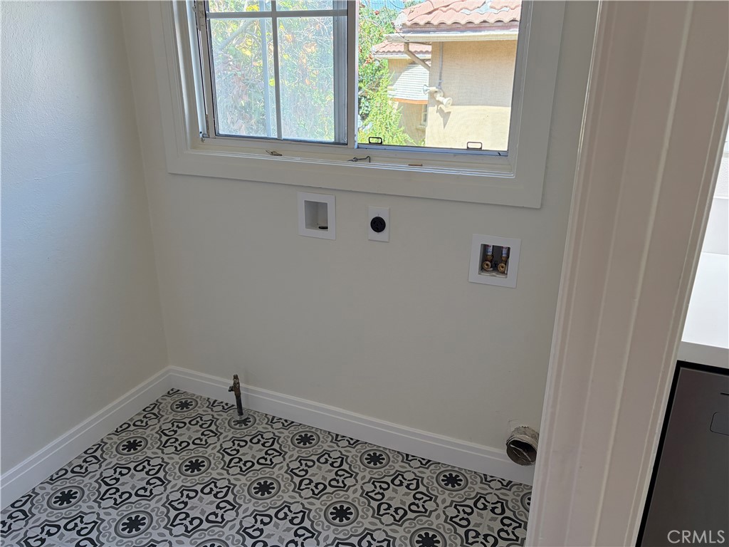 3265 Pine Street Riverside, CA 92501 - Photo 24 of 27 Laundry Room