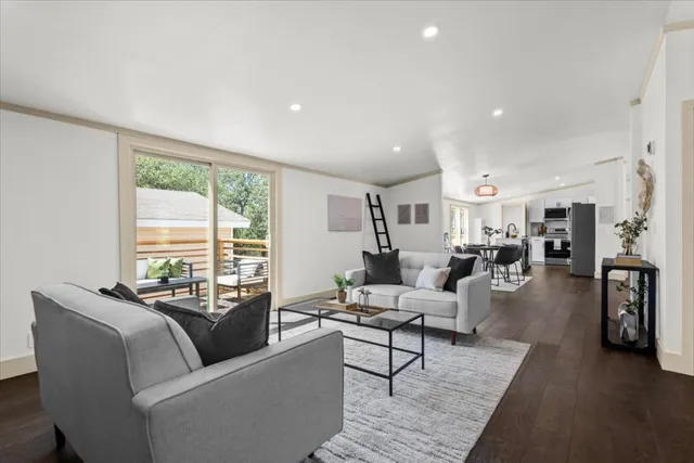 $2,100 | 21503 Coyote Trail, Lago Vista, TX 78645