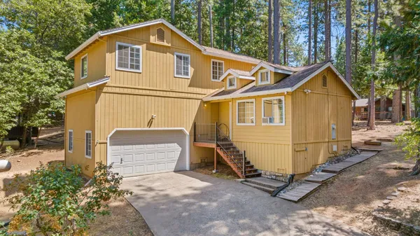 a view of a house with a yard