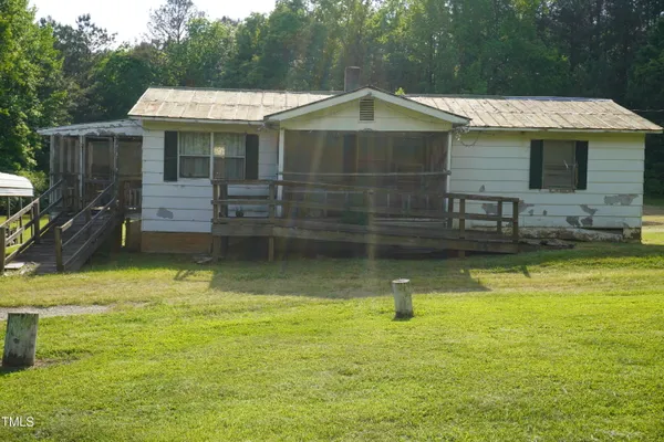 a small pool is sitting in front of a house