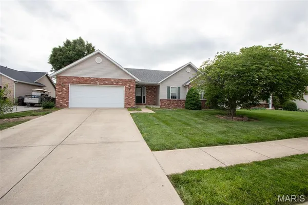 $335,000 | 9 Pinebrooke, Troy, IL 62294