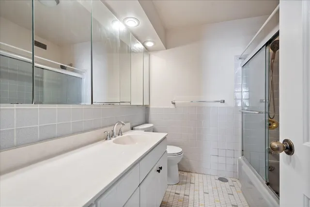 $2,400 | 5701 North Sheridan Road, Unit 6T, Chicago, IL 60660