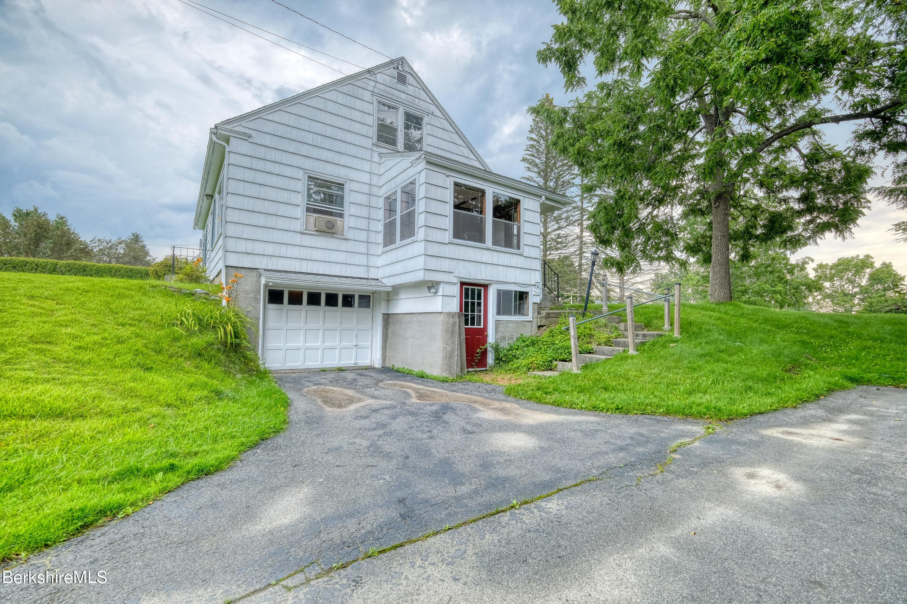 261 Eleanor Road Pittsfield, MA 01201 - Photo 2 of 23 DSCF8600