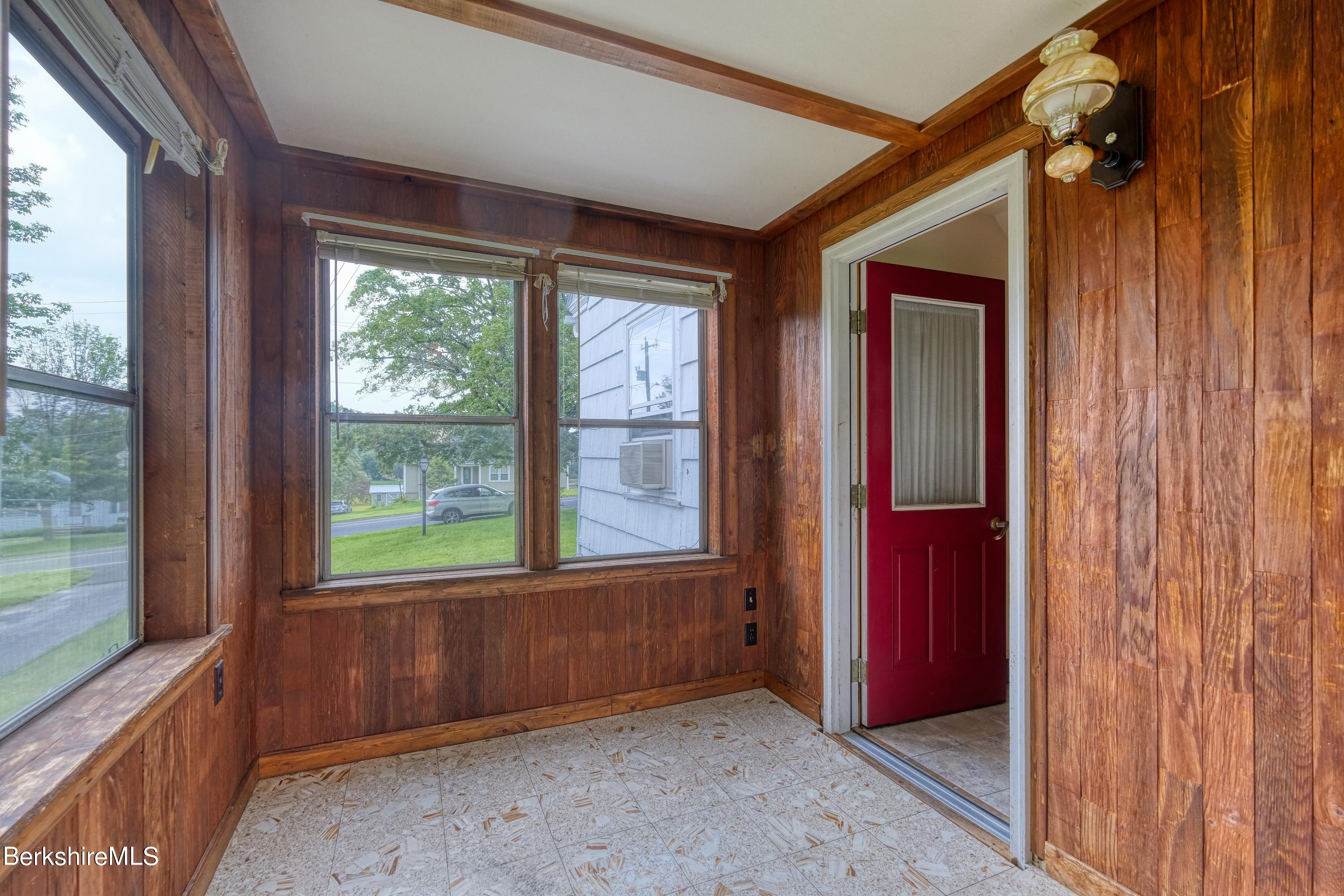 261 Eleanor Road Pittsfield, MA 01201 - Photo 5 of 23 DSCF8588