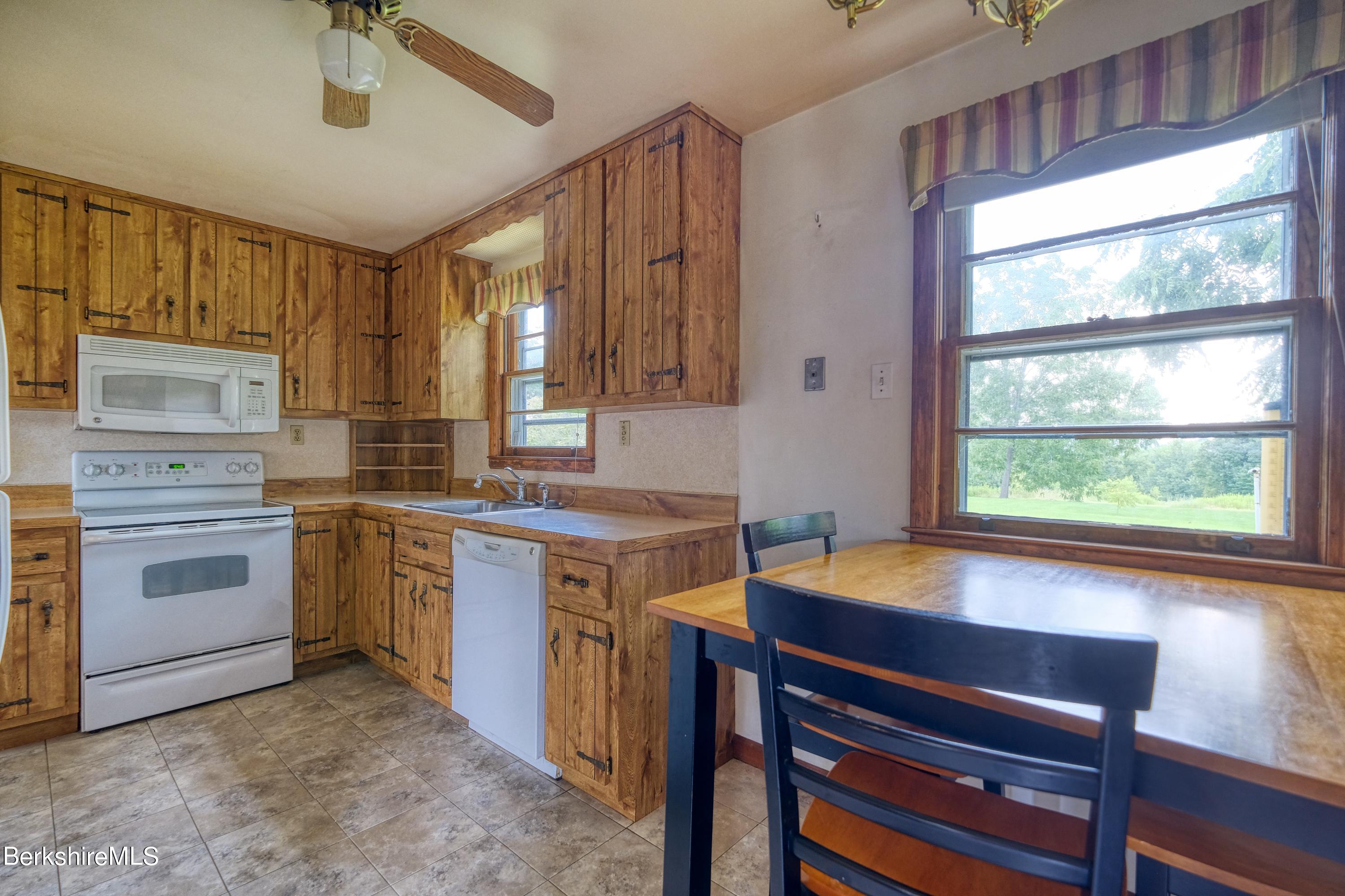 261 Eleanor Road Pittsfield, MA 01201 - Photo 6 of 23 DSCF8582