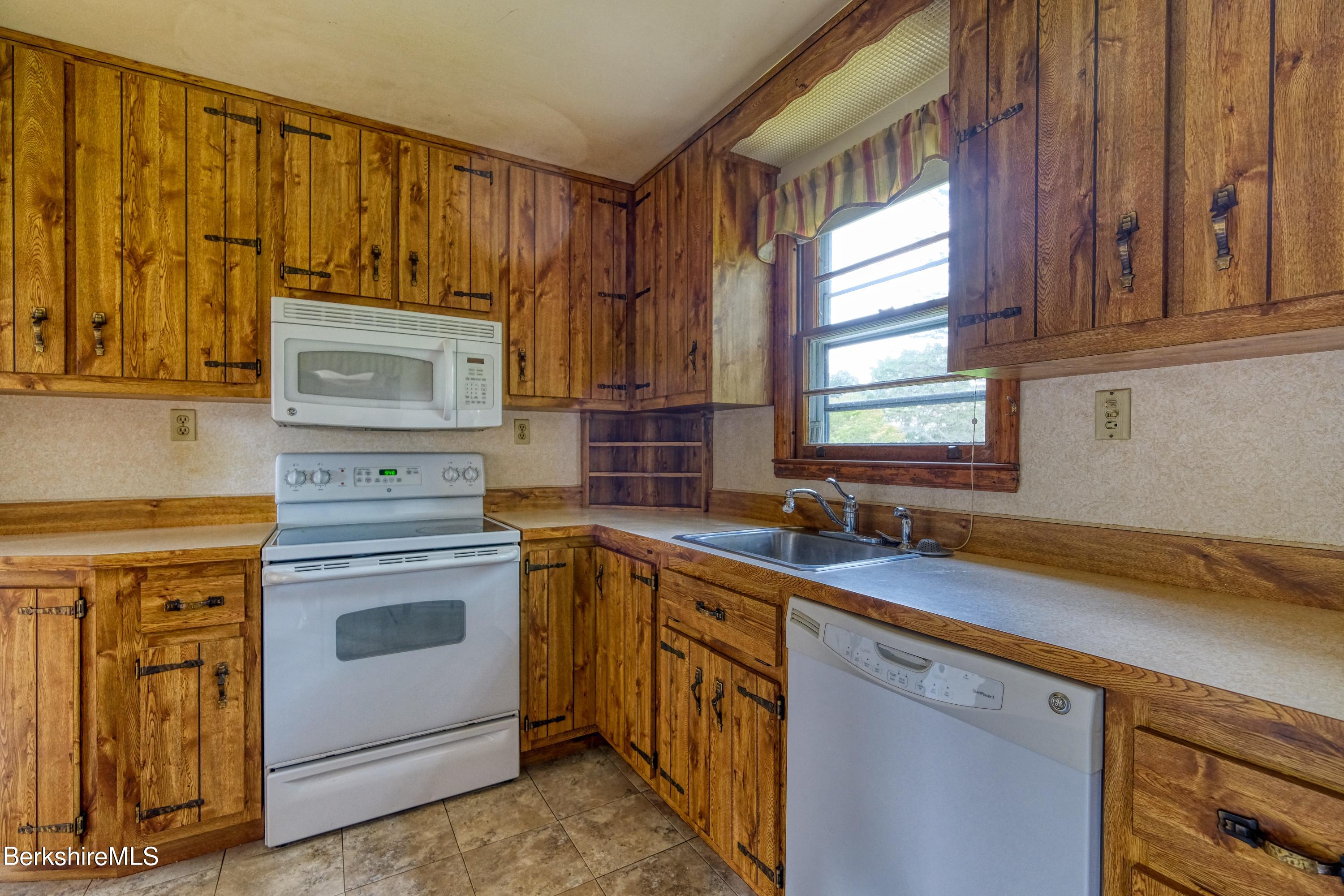 261 Eleanor Road Pittsfield, MA 01201 - Photo 7 of 23 DSCF8585