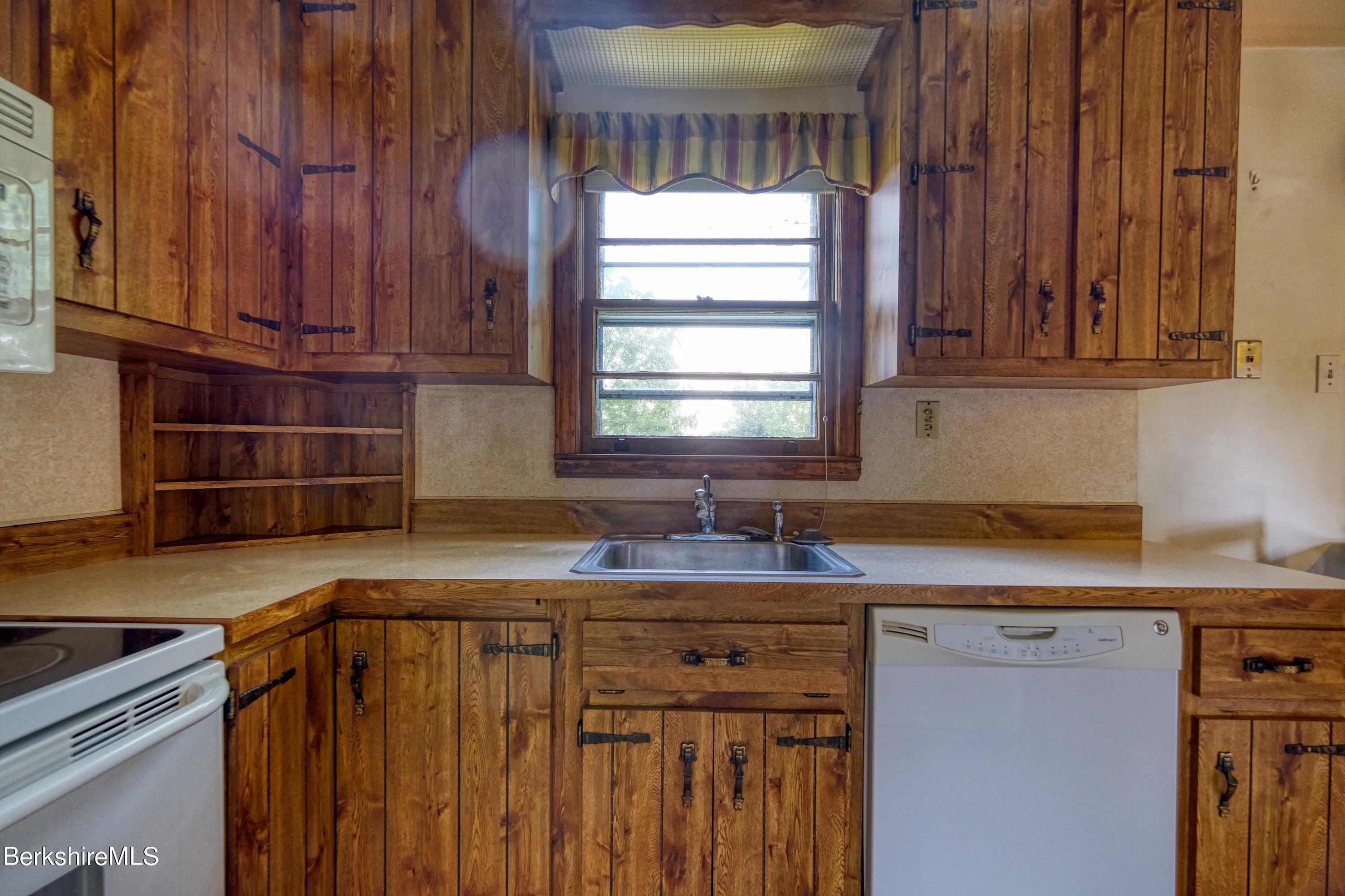261 Eleanor Road Pittsfield, MA 01201 - Photo 8 of 23 DSCF8579