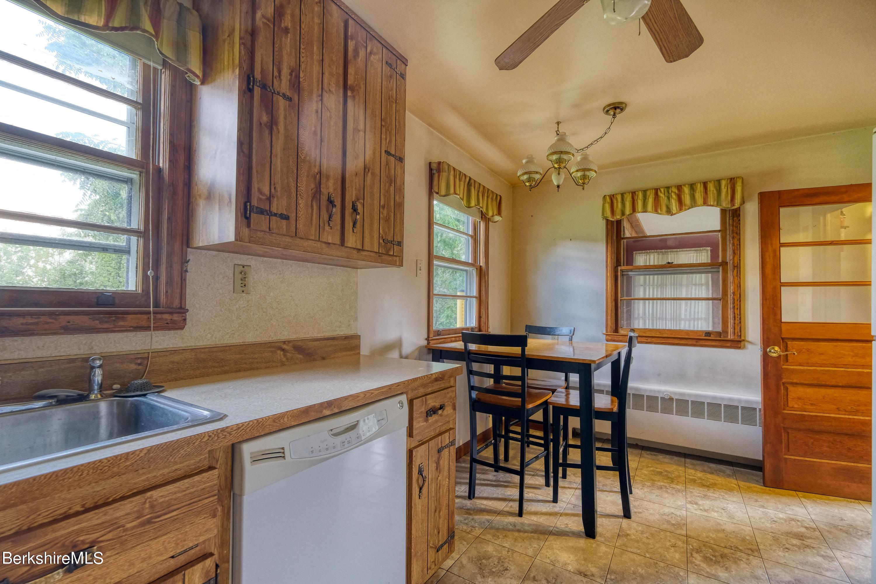 261 Eleanor Road Pittsfield, MA 01201 - Photo 9 of 23 DSCF8576