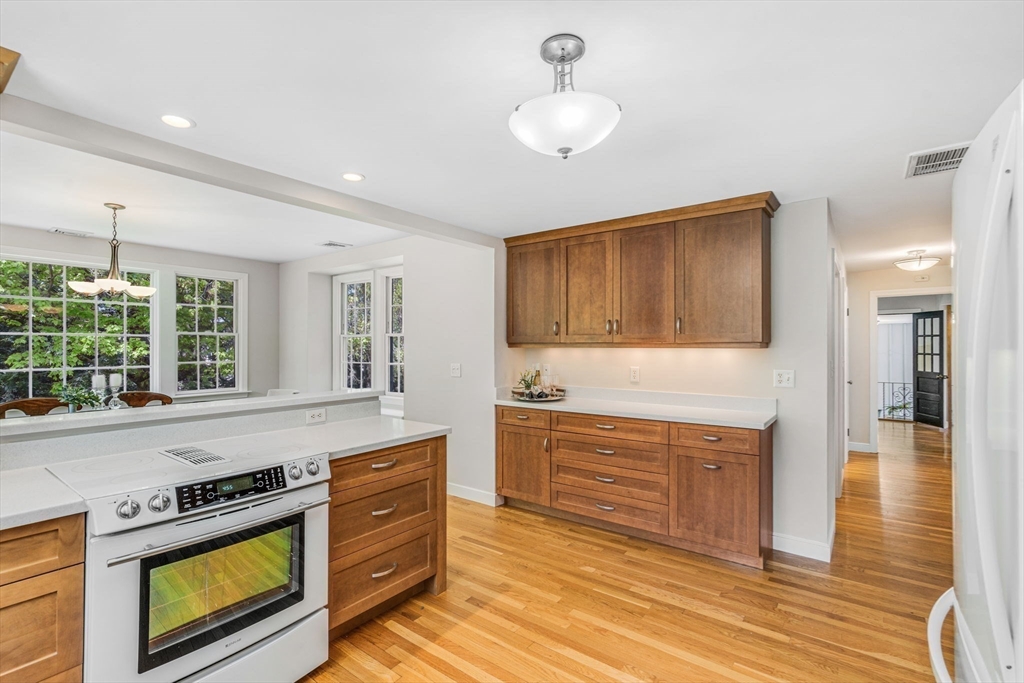 4 Fairway Road Acton, MA 01720 - Photo 8 of 27 Gallery Image 8
