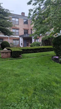 $398,000 | 4 West Mill Drive, Unit 2F, Great Neck, NY 11021