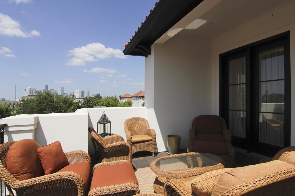 1307 Rosedale Street Houston, TX 77004 - Photo 28 of 32 a outdoor living space with furniture