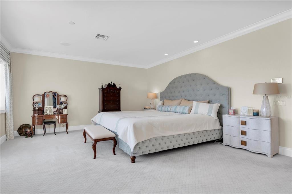 4650 Ridgeview Road Palm Harbor, FL 34684 - Photo 40 of 100 a bedroom with a bed and lamp