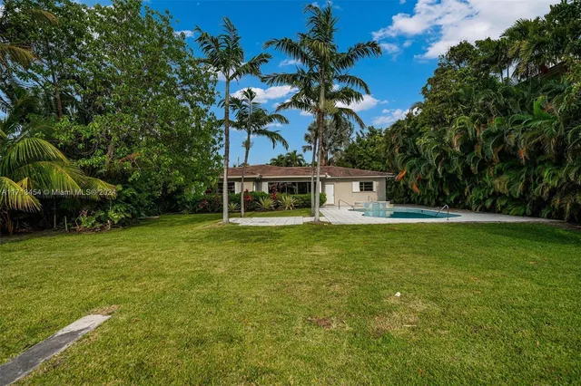 a view of a house with a backyard