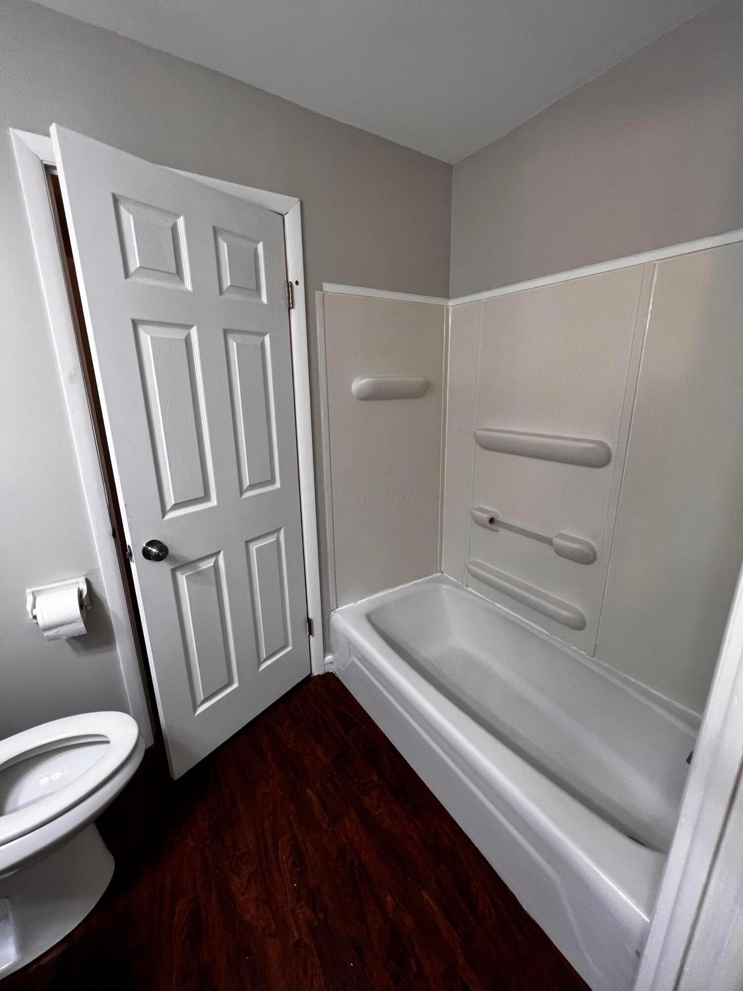 5100 Chingford Road Columbus, OH 43232 - Photo 13 of 16 Main Bathroom Upstairs