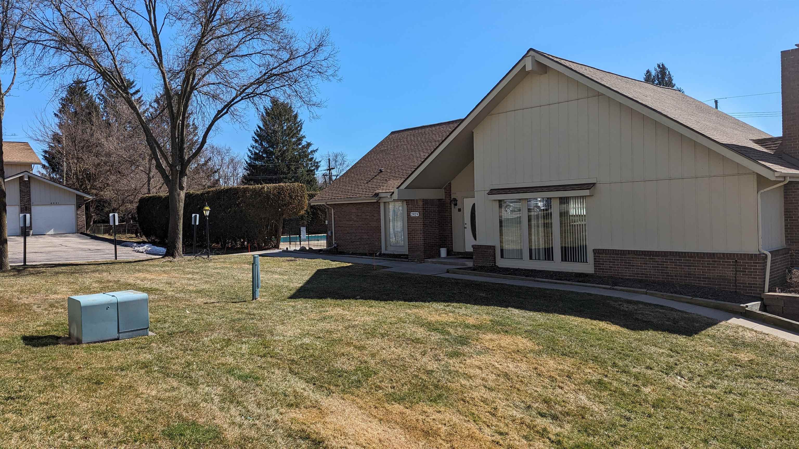 2941 Meadowbrook Drive Rochester, MI 48309 - Photo 27 of 29 Just steps from the club house and inground pool!